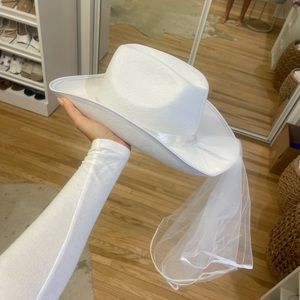 Bridal cowboy hat with veil